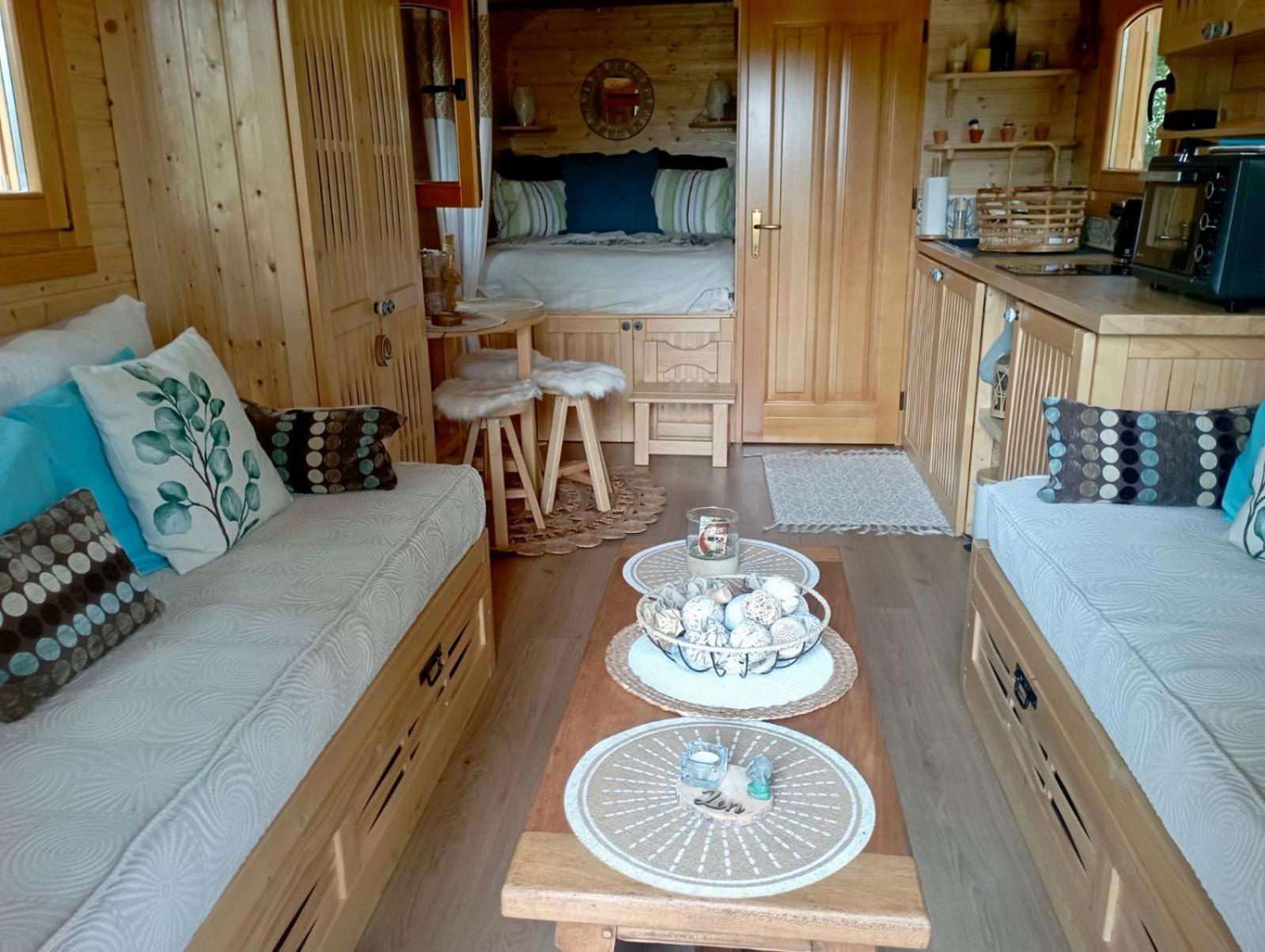 Roulotte Les Deux Geais Villa Sainte-Opportune-du-Bosc Екстериор снимка